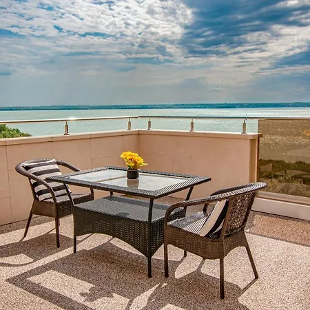 Diamond Oasis Summerland *