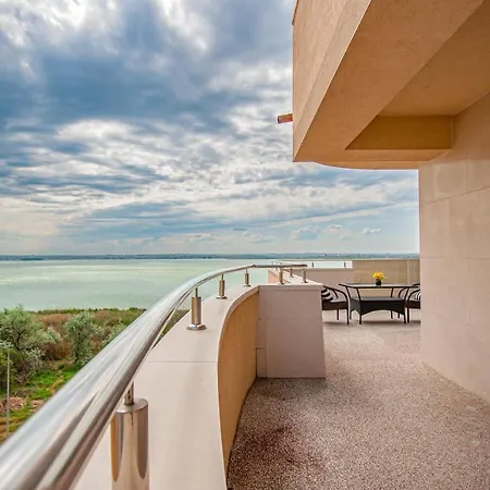 Diamond Oasis Summerland Apartament *
